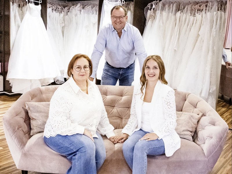 Das Familienteam von Brautmoden Sonja in Hohenwart auf einem Sofa im Brautmodengeschäft